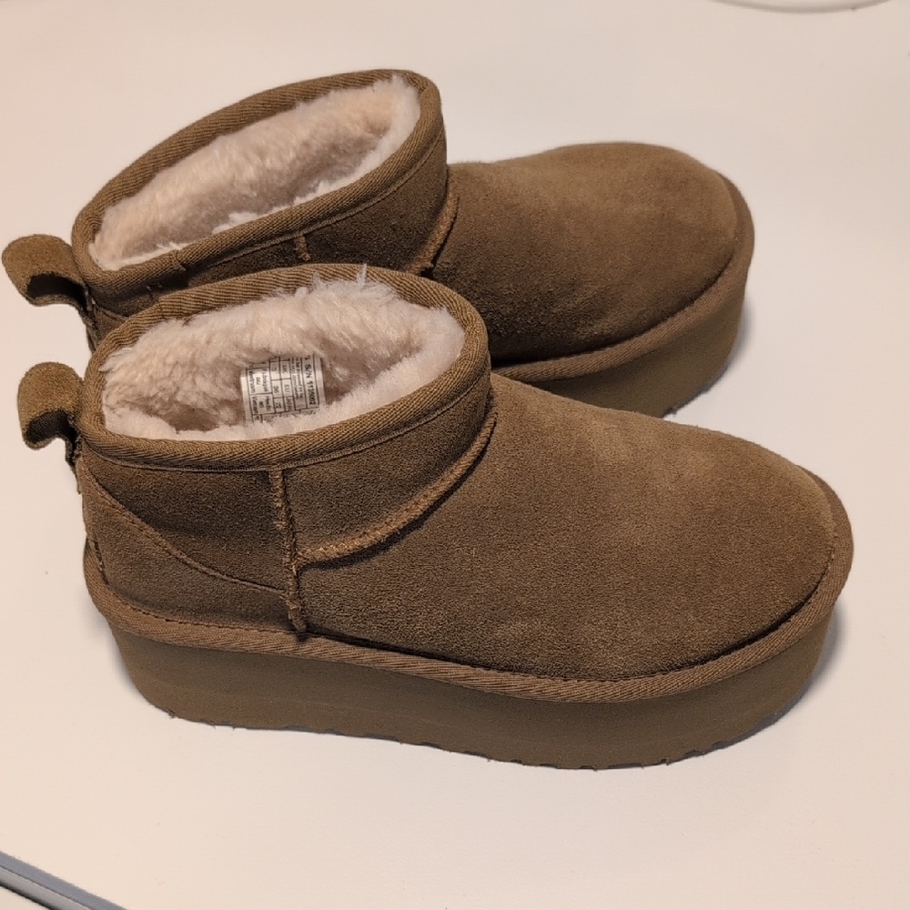 UGG Women's Classic Ultra Mini Platform Boot Size 5 NEW Never Worn